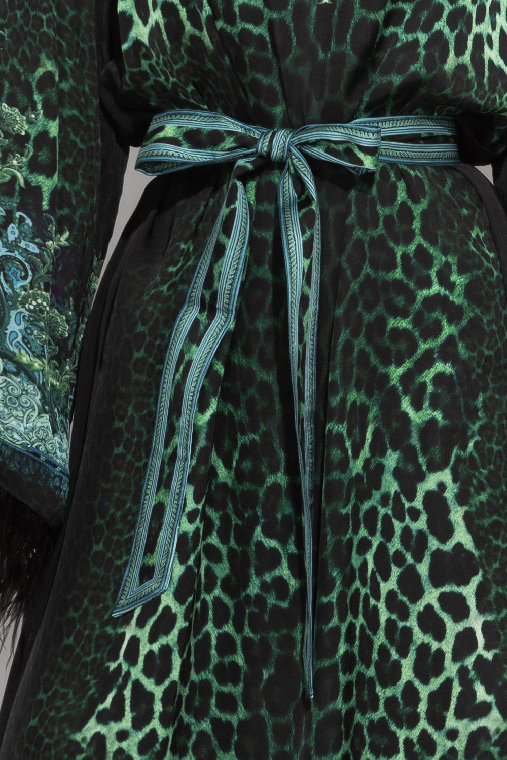 SATÉNOVÝ VISKÓZOVÝ KAFTAN S PEŘÍM - LEO NEONOVĚ ZELENÝ