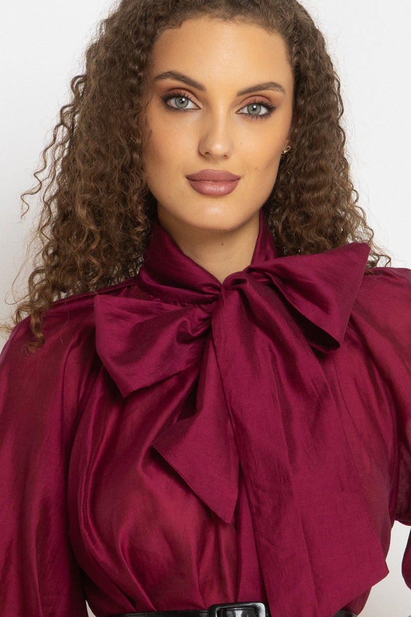 BOHEMIAN BURGUNDY BLOUSE WITH PUFF SLEEVES AND TIE-FRONT COLLAR - ESSENTIALS JIORO БОХЕМСКА РИЗА С БУФАН РЪКАВИ И ЯКА С ВРЪЗКИ В БУРГУНДИ - ESSENTIALS JIORO