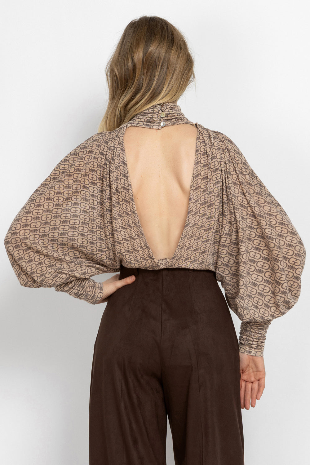 MODAL BATWING TURTLENECK TOP - MOCHA MOUSSE LOGO JIORO ТОП ОТ МОДАЛ С ПОЛО ЯКА И ПРИЛЕП РЪКАВ - MOCHA MOUSSE LOGO JIORO