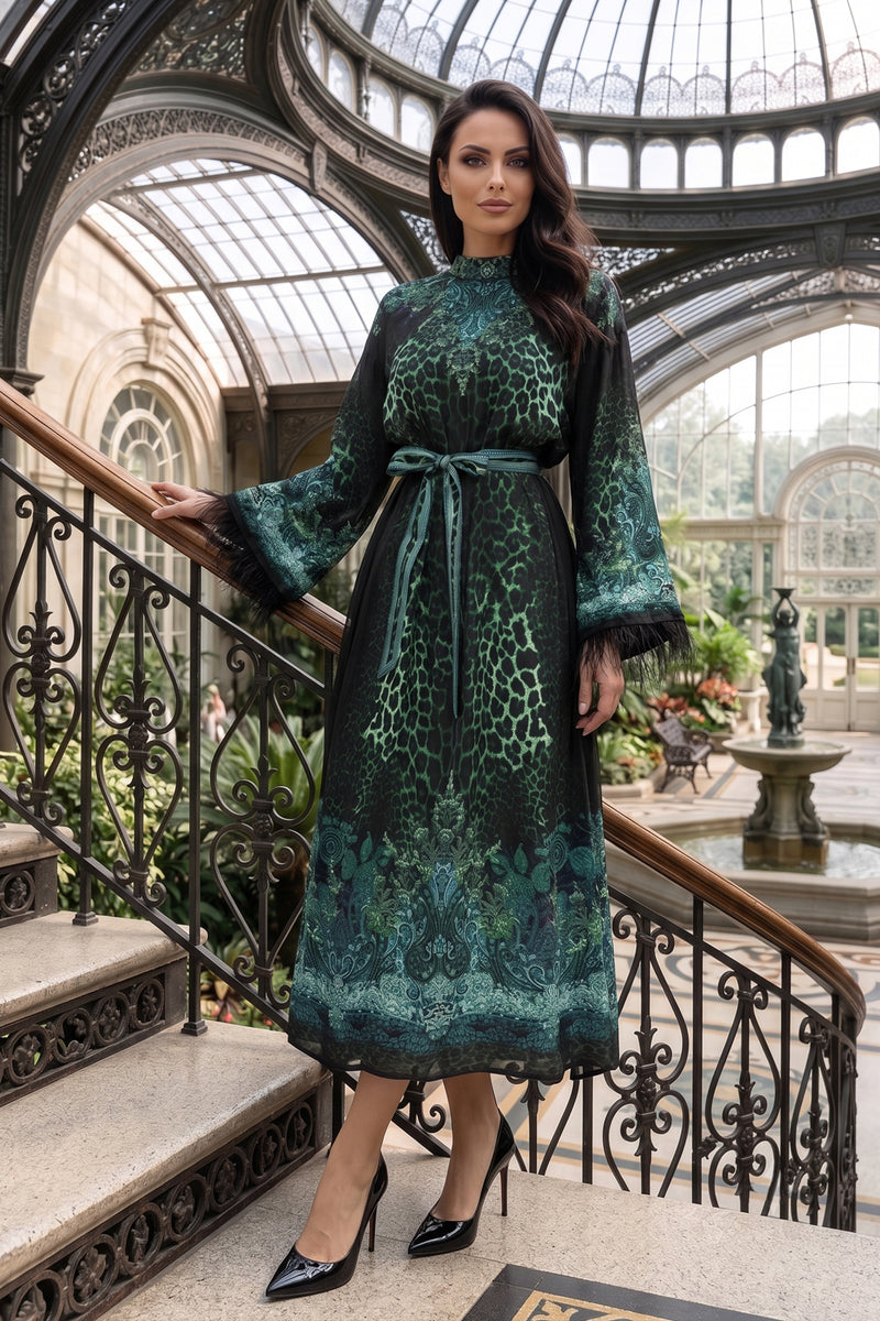 VISKOSE-SATIN-CAFTAN MIT FEDERN - LEO NEONGRÜN