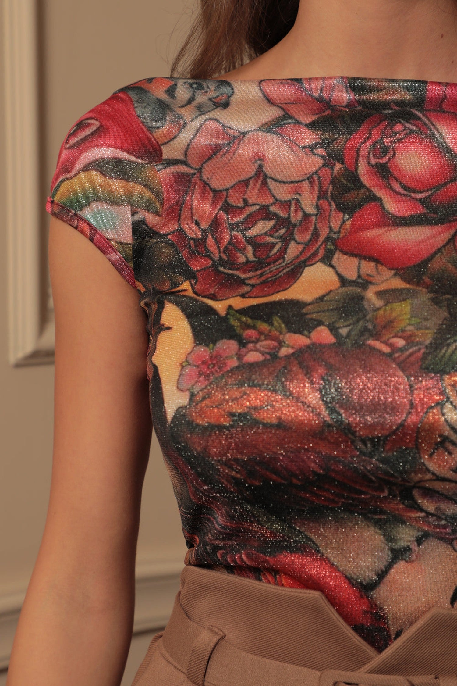 DESIGNÉRSKÝ TOP S KRÁTKÝMI RUKÁVY A LESKEM - TATTOO STAR