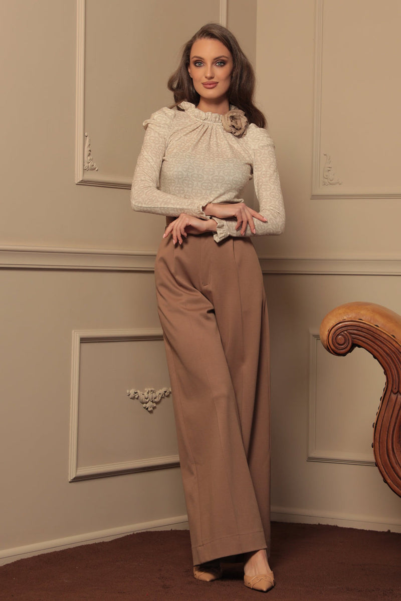 BLOUSE WITH GATHERED NECKLINE AND LOGO PRINT - IVORY LOGO COLLECTION JIORO БЛУЗА ОТ ФИНО ПЛЕТИВО - IVORY LOGO JIORO