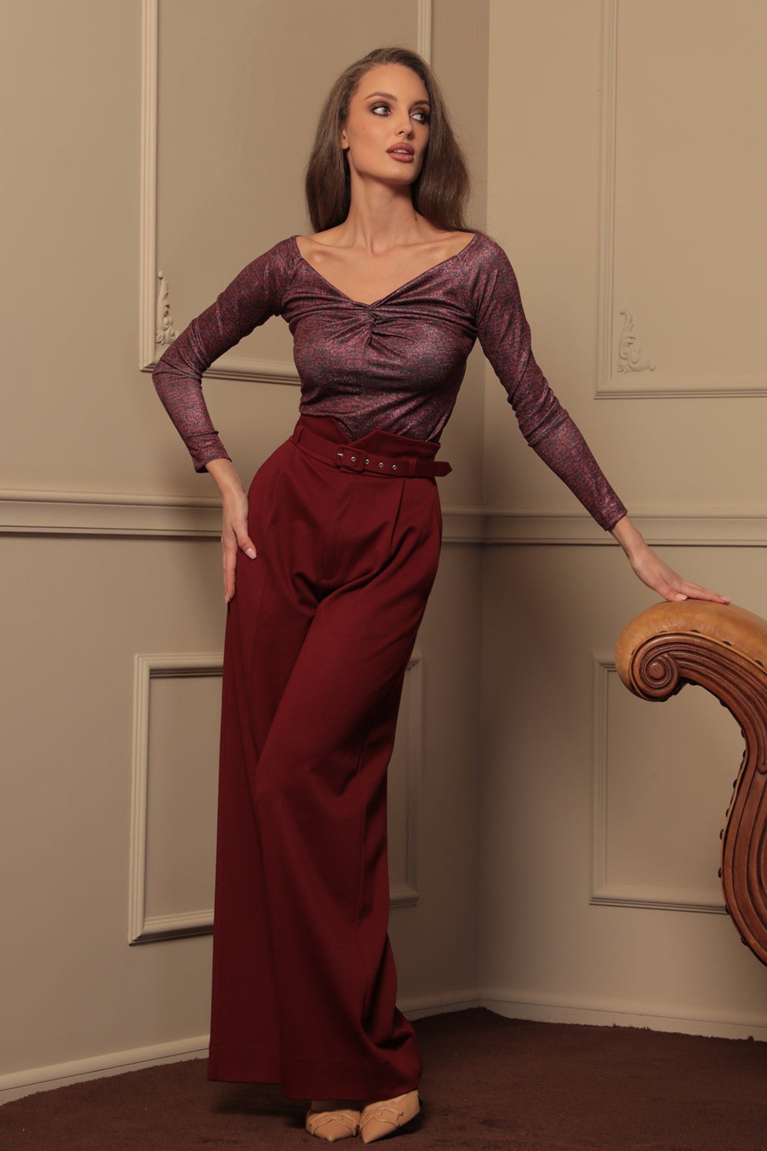 TOP WITH TWIST DETAIL AND LONG SLEEVES - BURGUNDY LOGO
