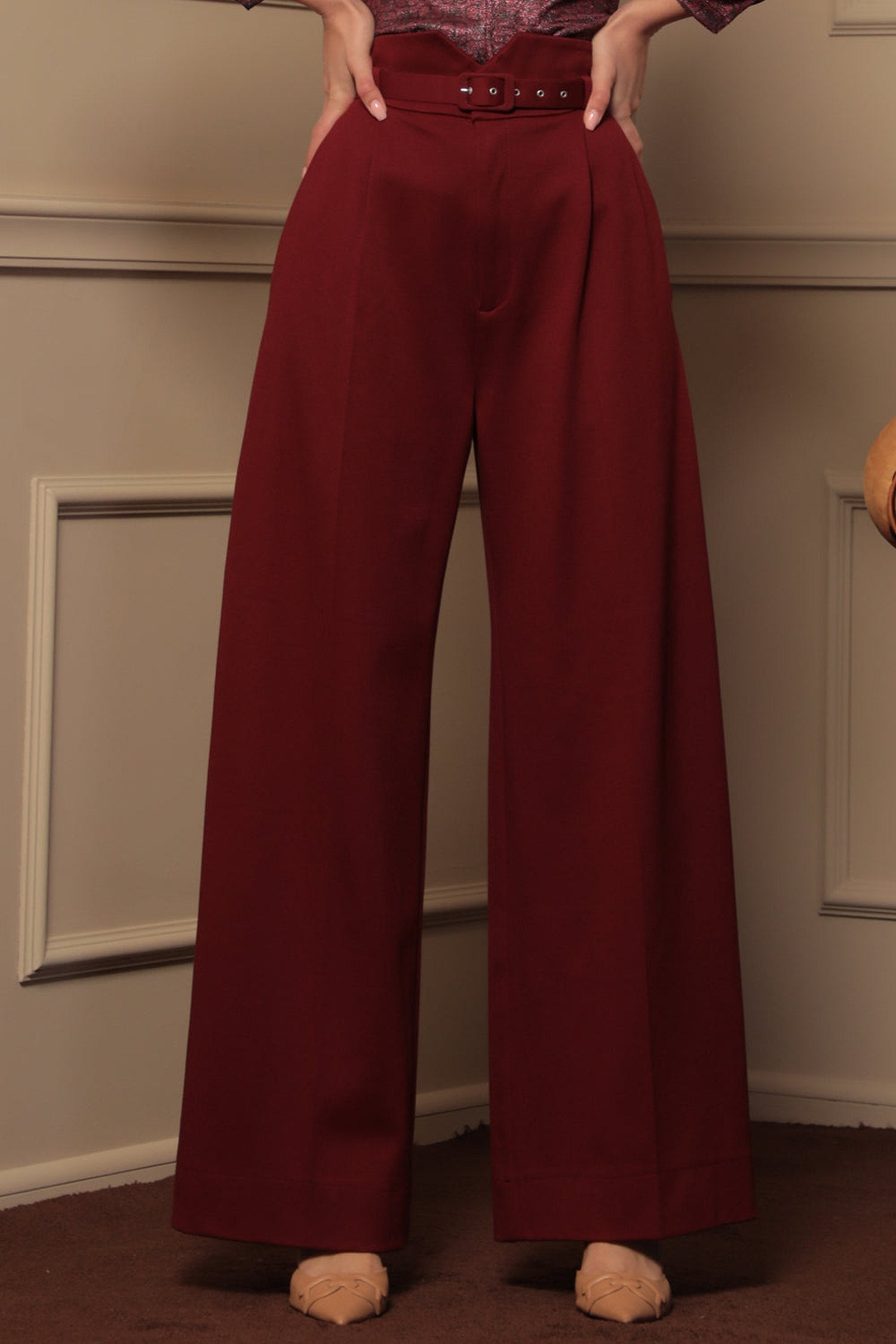 VISCOSE BLEND HIGH-WAISTED BURGUNDY TROUSERS – ESSENTIALS