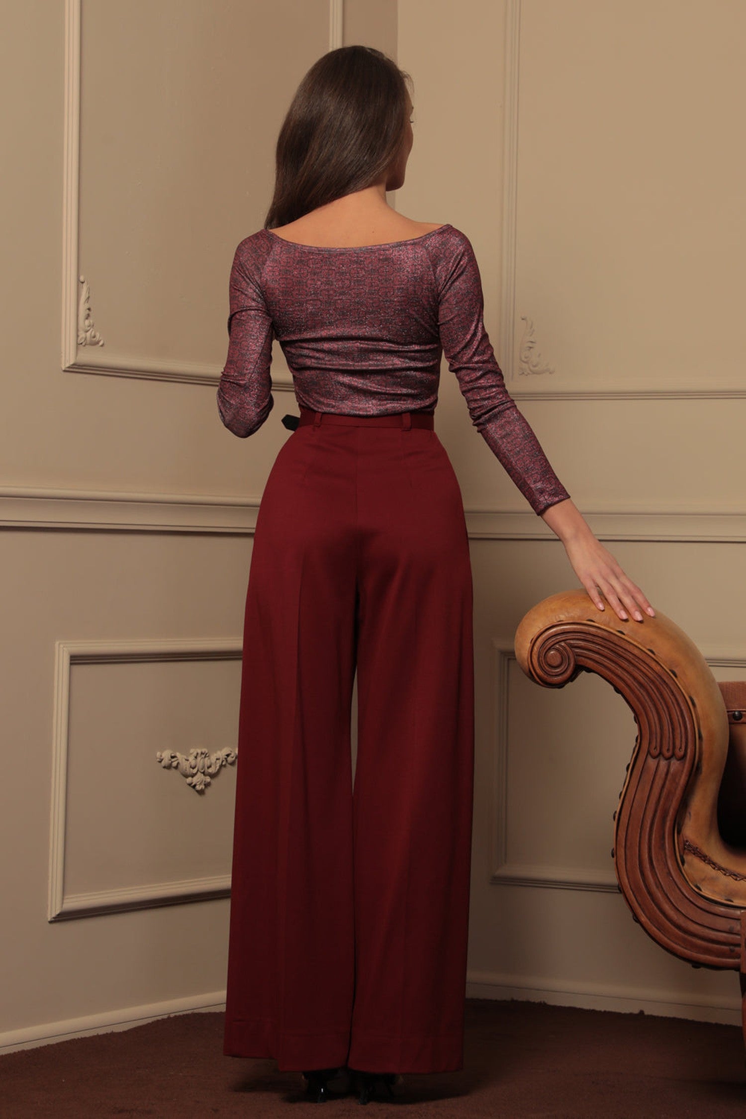 TOP WITH TWIST DETAIL AND LONG SLEEVES - BURGUNDY LOGO
