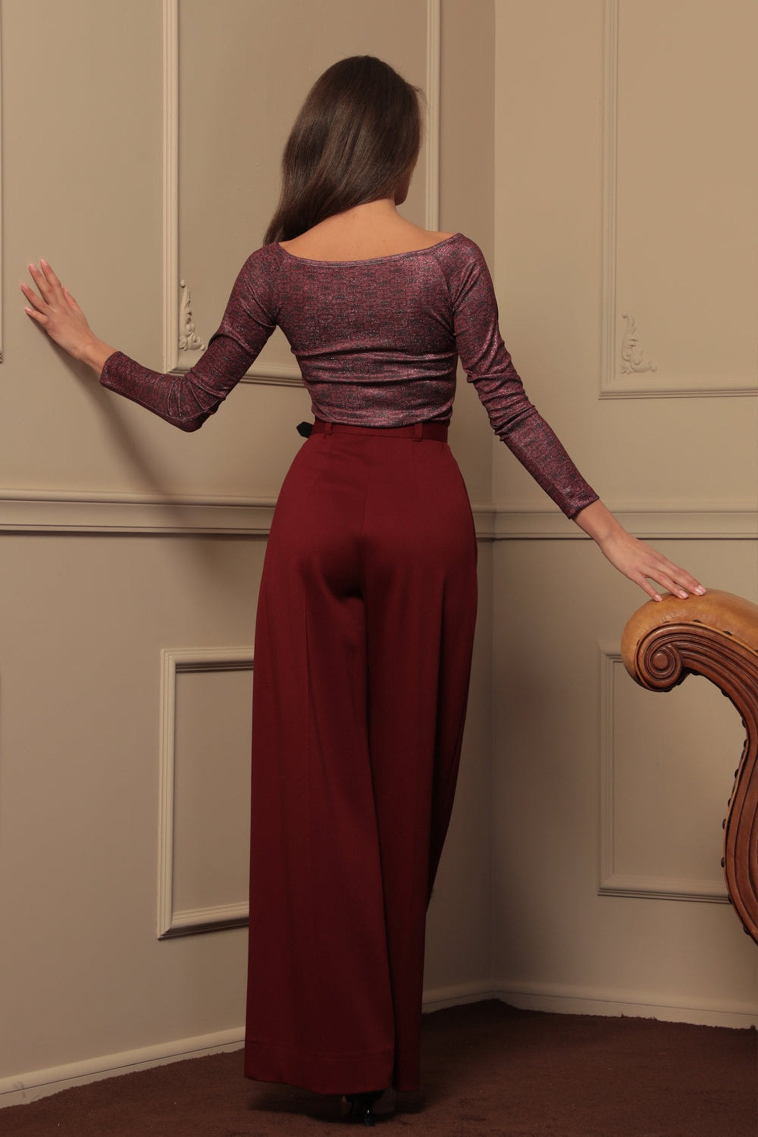 TOP WITH TWIST DETAIL AND LONG SLEEVES - BURGUNDY LOGO