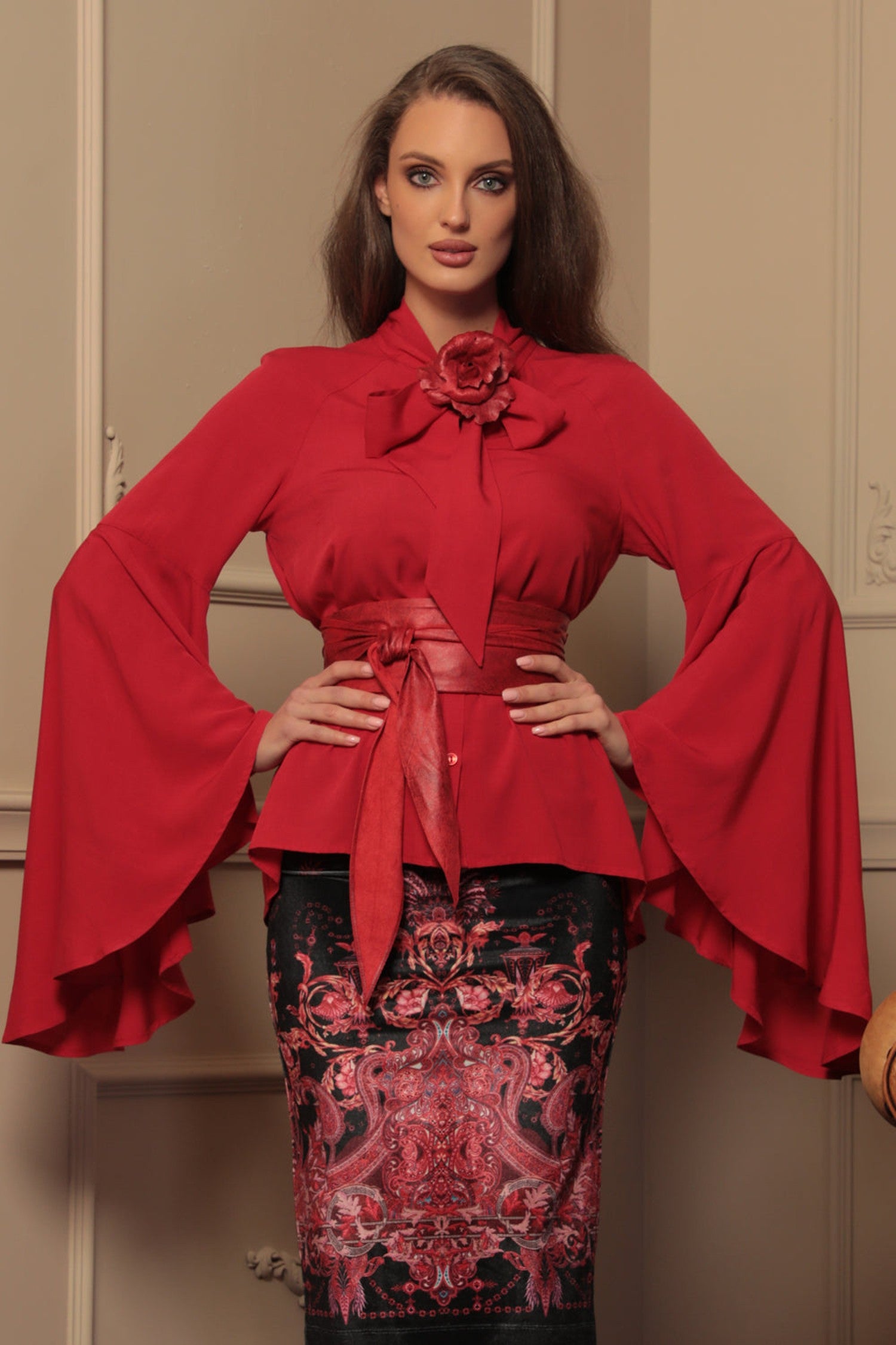 ROTE VISKOSEBLUSE MIT AUSGESTELLTEN ÄRMELN - ESSENTIALS