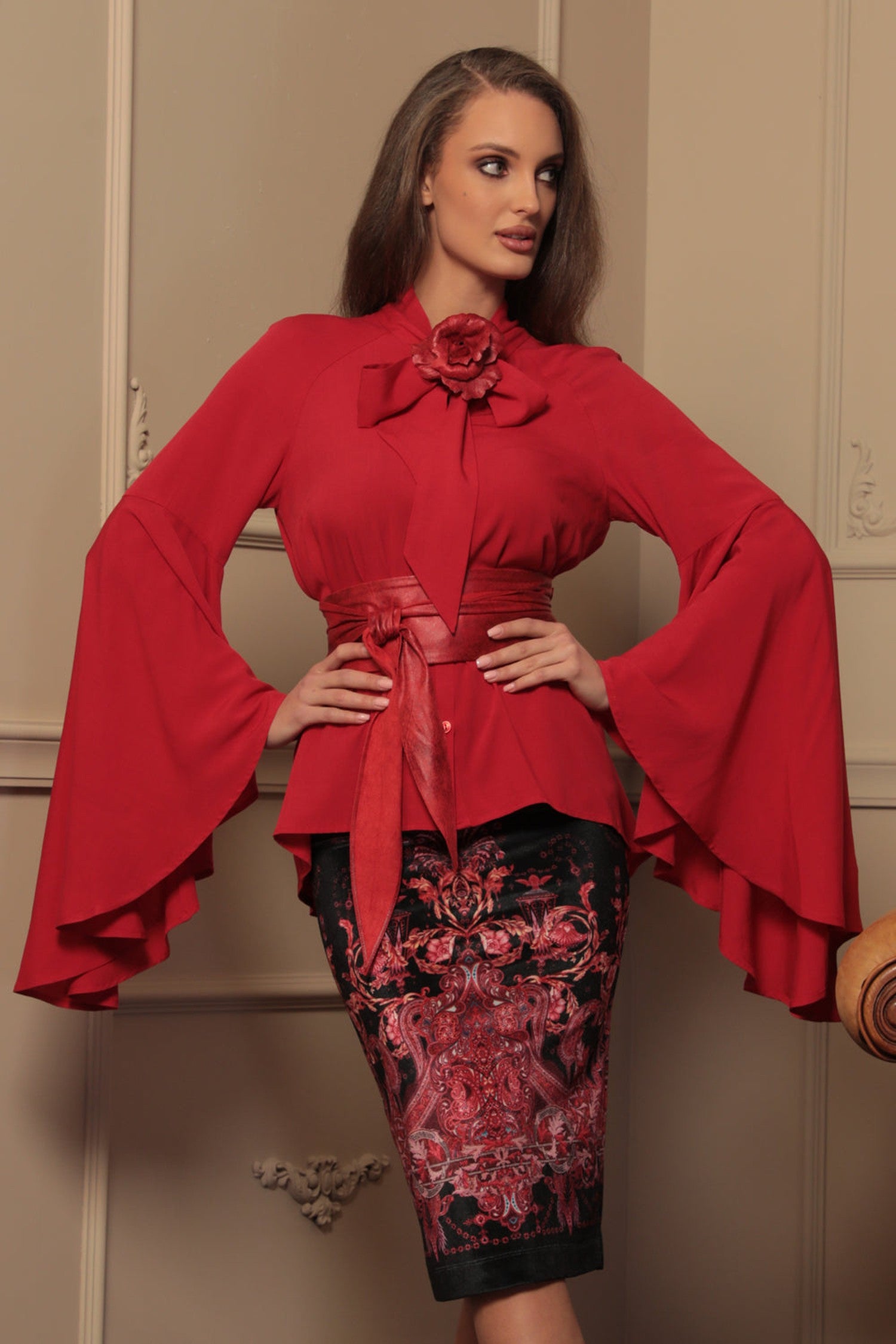 ROTE VISKOSEBLUSE MIT AUSGESTELLTEN ÄRMELN - ESSENTIALS