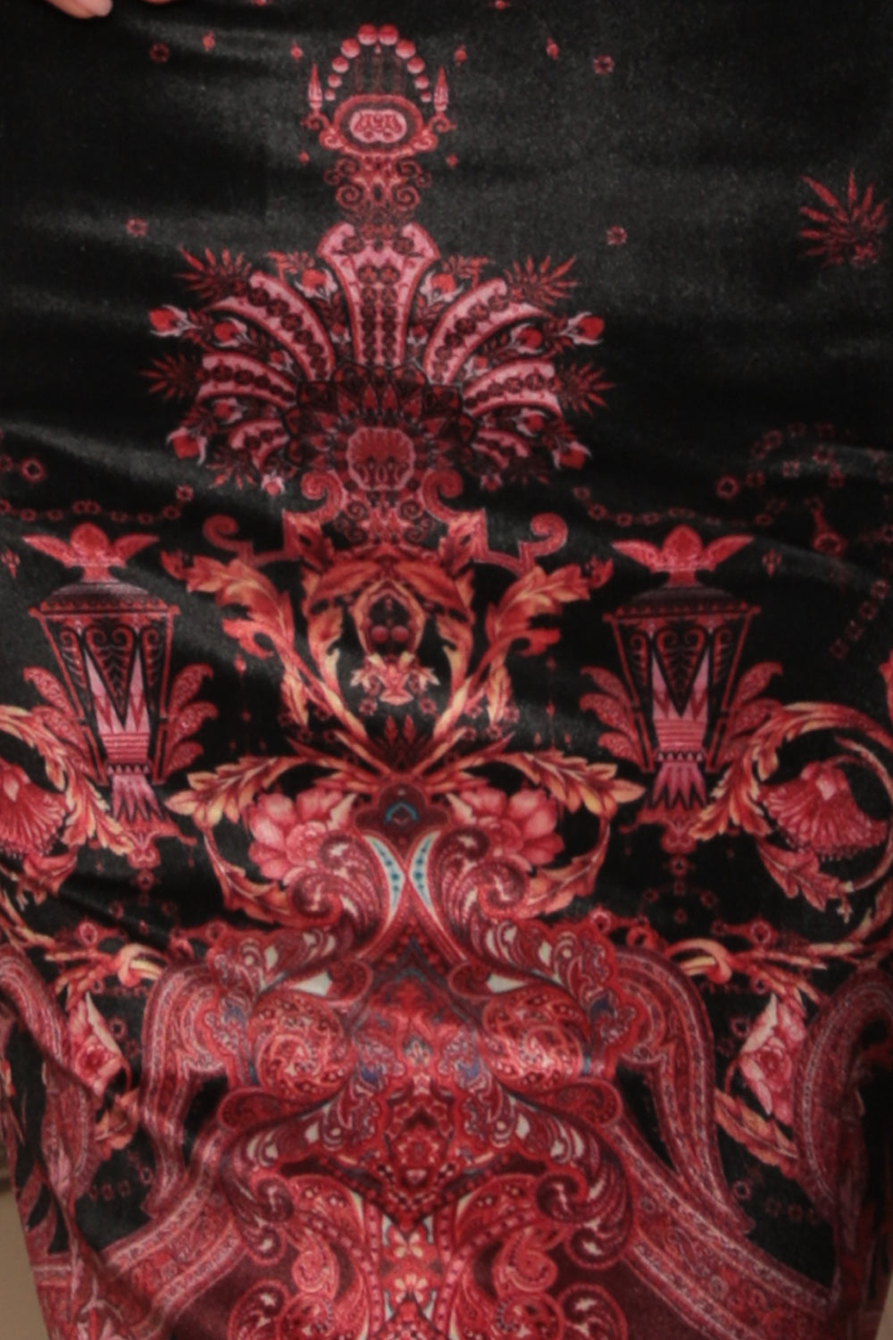 FITTED VELVET DRESS WITH HIGH NECK - PAISLEY DARK JIORO ВТАЛЕНА РОКЛЯ ОТ КАДИФЕ С ВИСОКА ЯКА - PAISLEY DARK JIORO