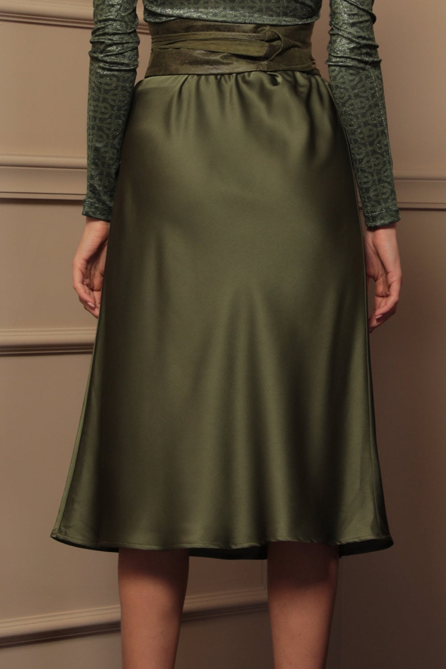 BIAS-CUT SATIN SKIRT WITH ELASTIC WAISTBAND IN OLIVE GREEN - ESSENTIALS
