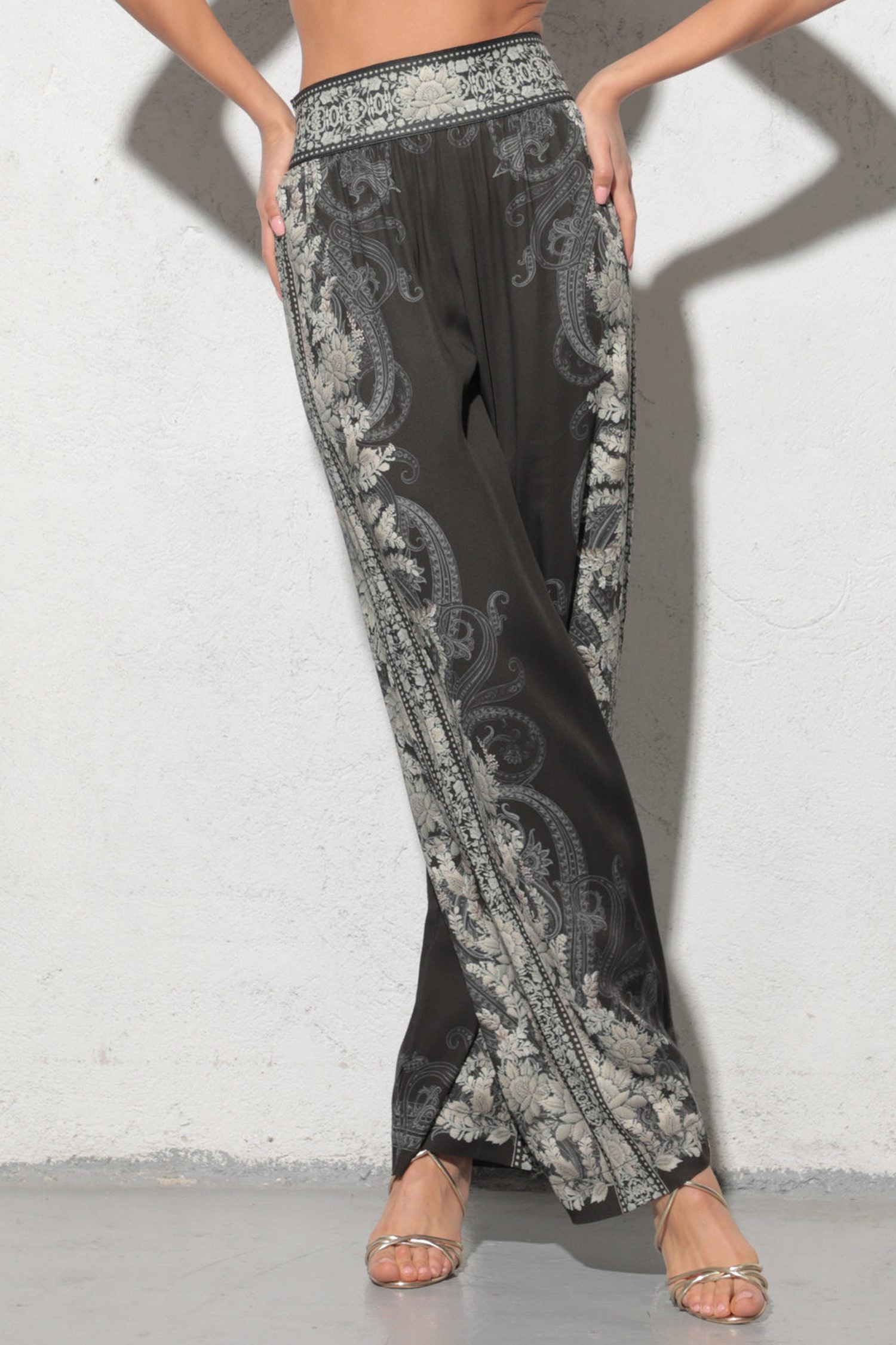 VISKOSE-HOSE MIT WEITEM BEIN UND ELASTISCHEM BUND – FROZEN LOTUS