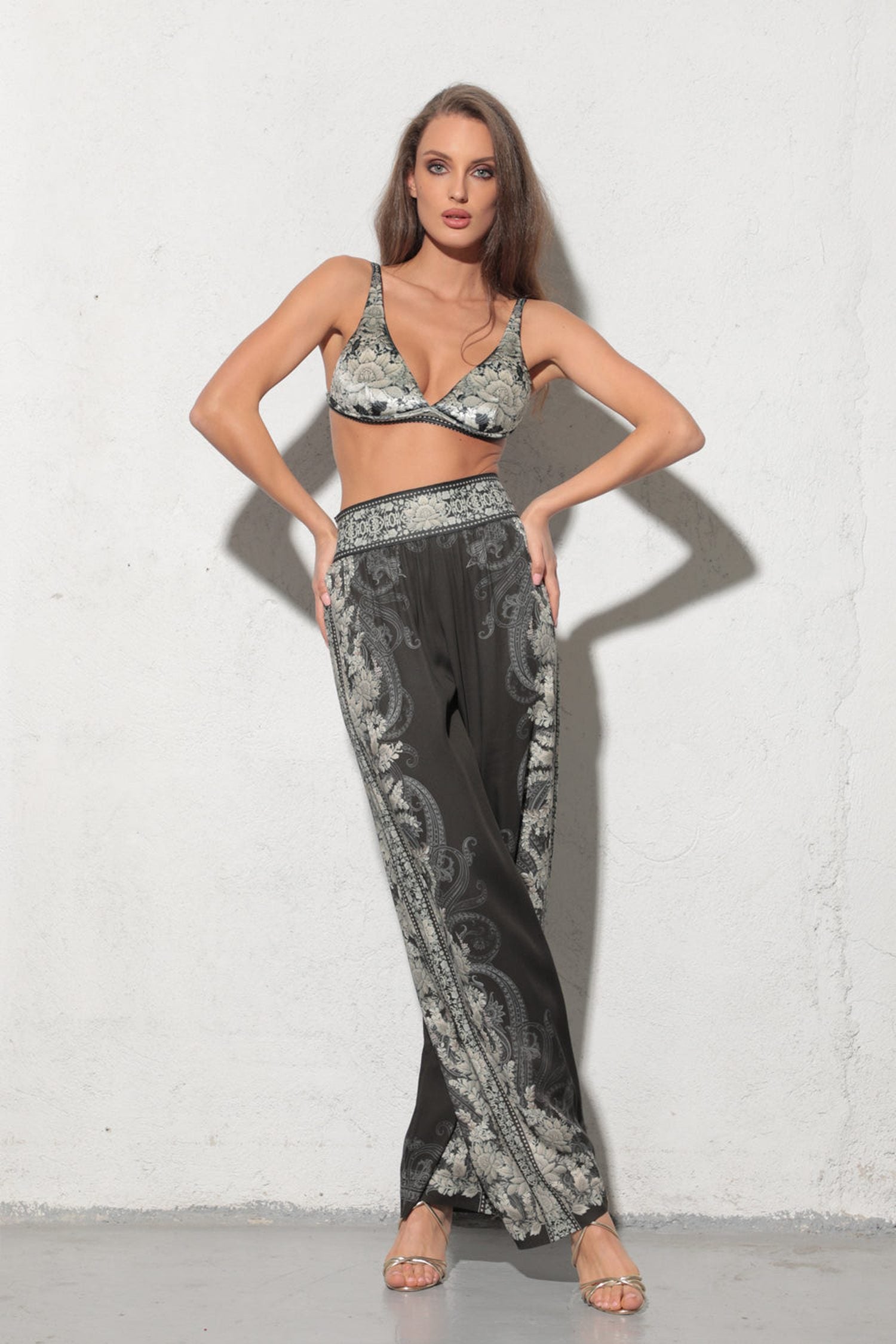 VISKOSE-HOSE MIT WEITEM BEIN UND ELASTISCHEM BUND – FROZEN LOTUS