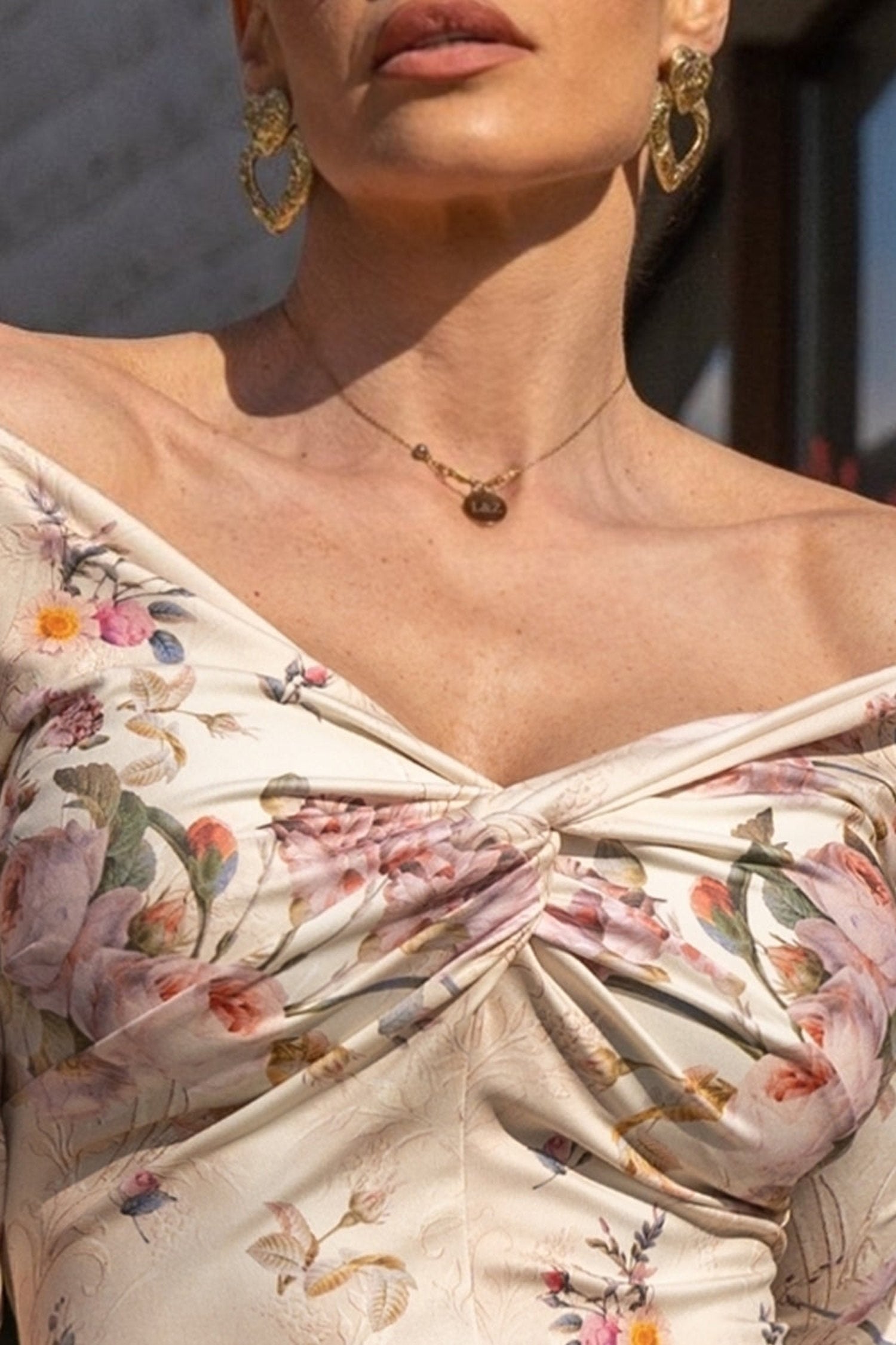 Dlhé priliehavé šaty s dlhým rukávom - barokové kvety