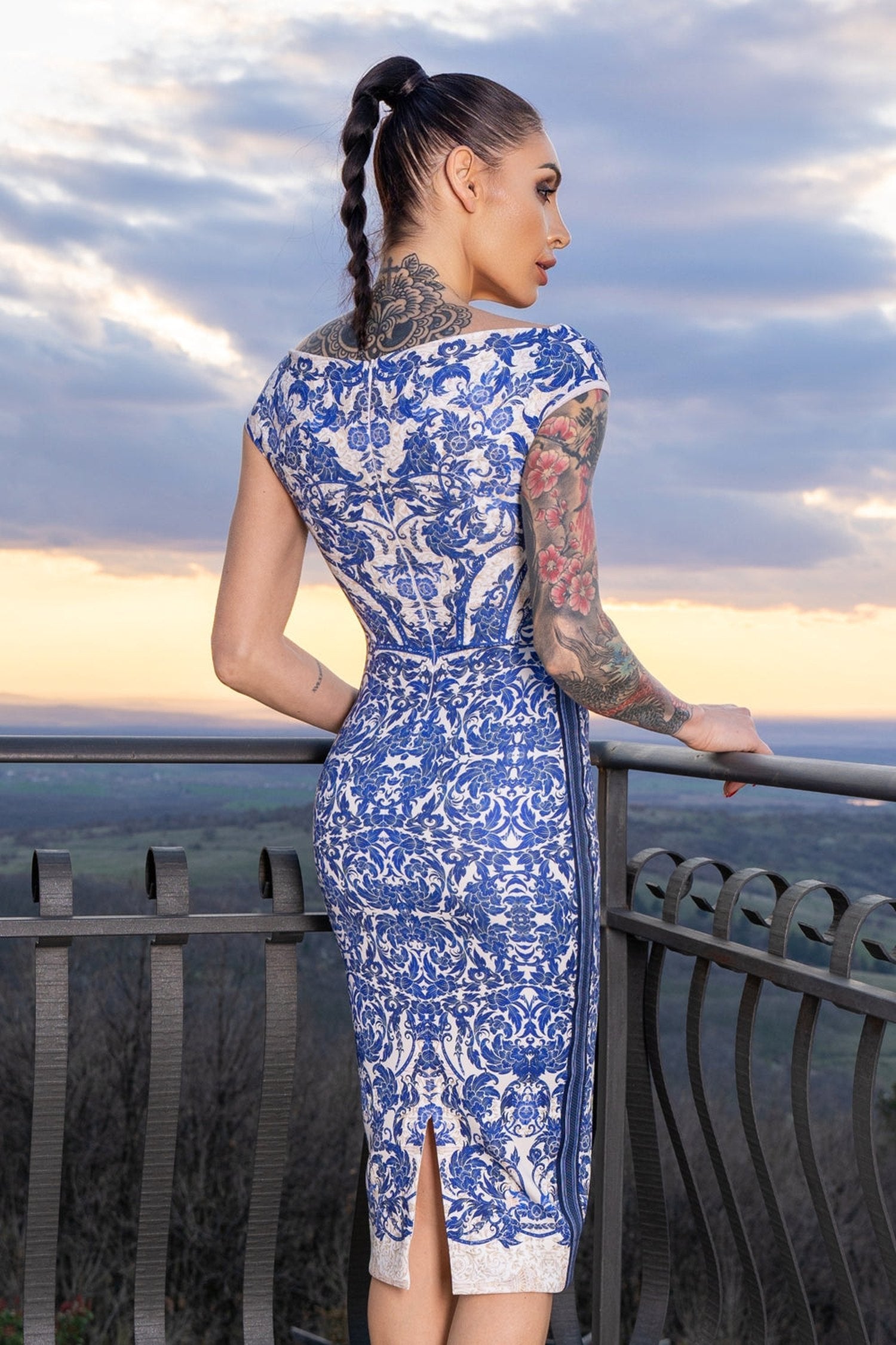 ROBE AVEC ORNEMENT DÉCORATIF – ASIA SKY