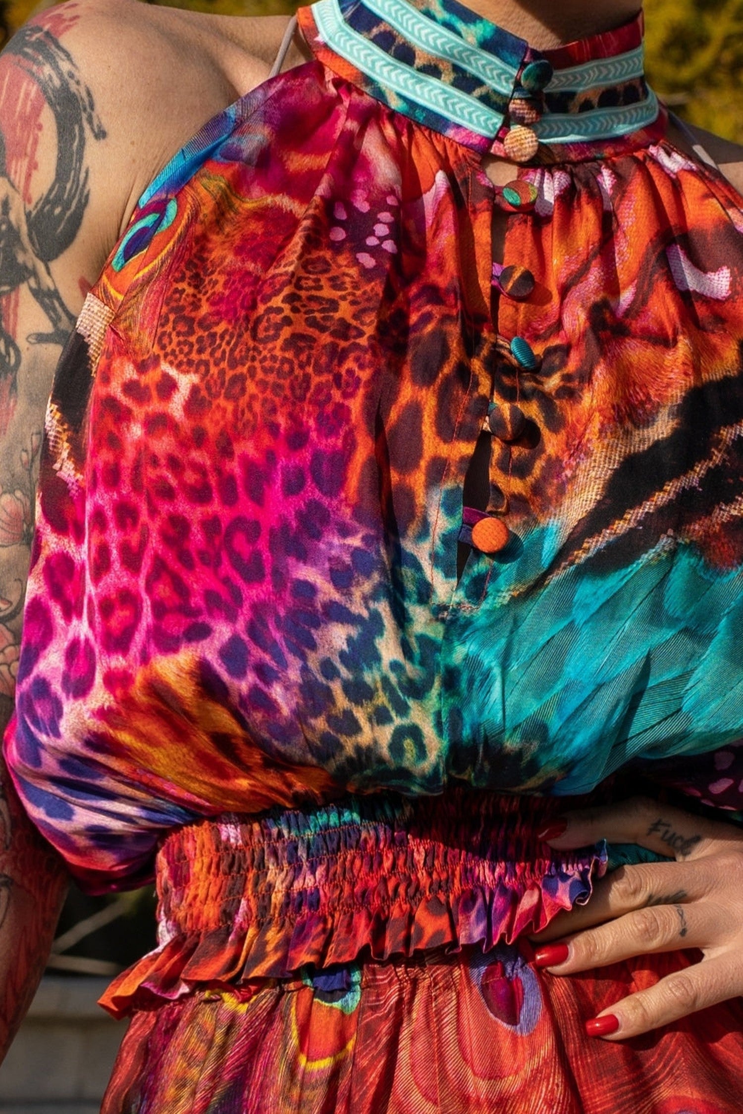 SATÉNOVÝ KRÁTKY TOP Z VISKÓZY - LEOPARDÍ NEÓN DIVOKÝ