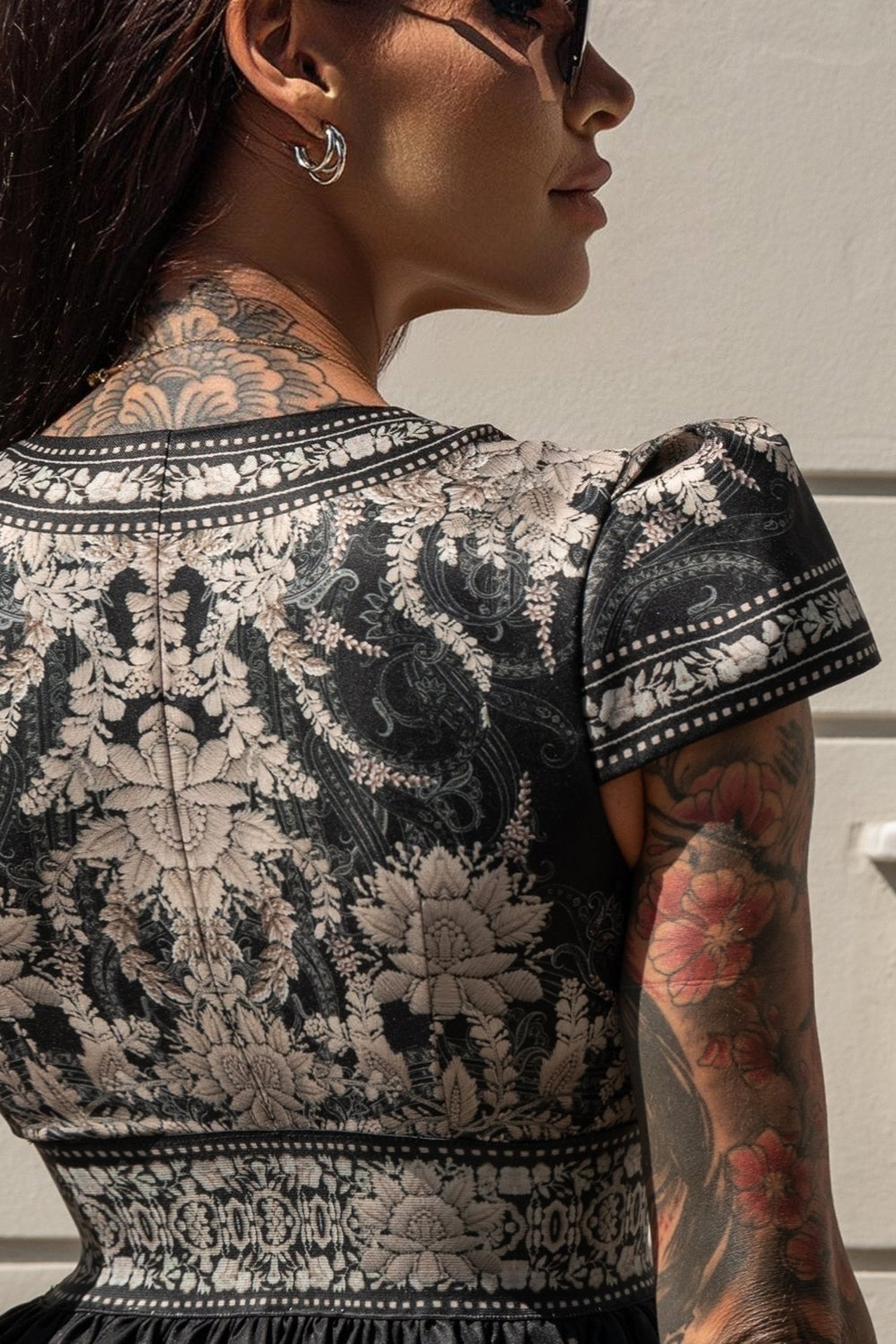 V-AUSSCHNITT KNIELANGES KLEID - FROZEN LOTUS