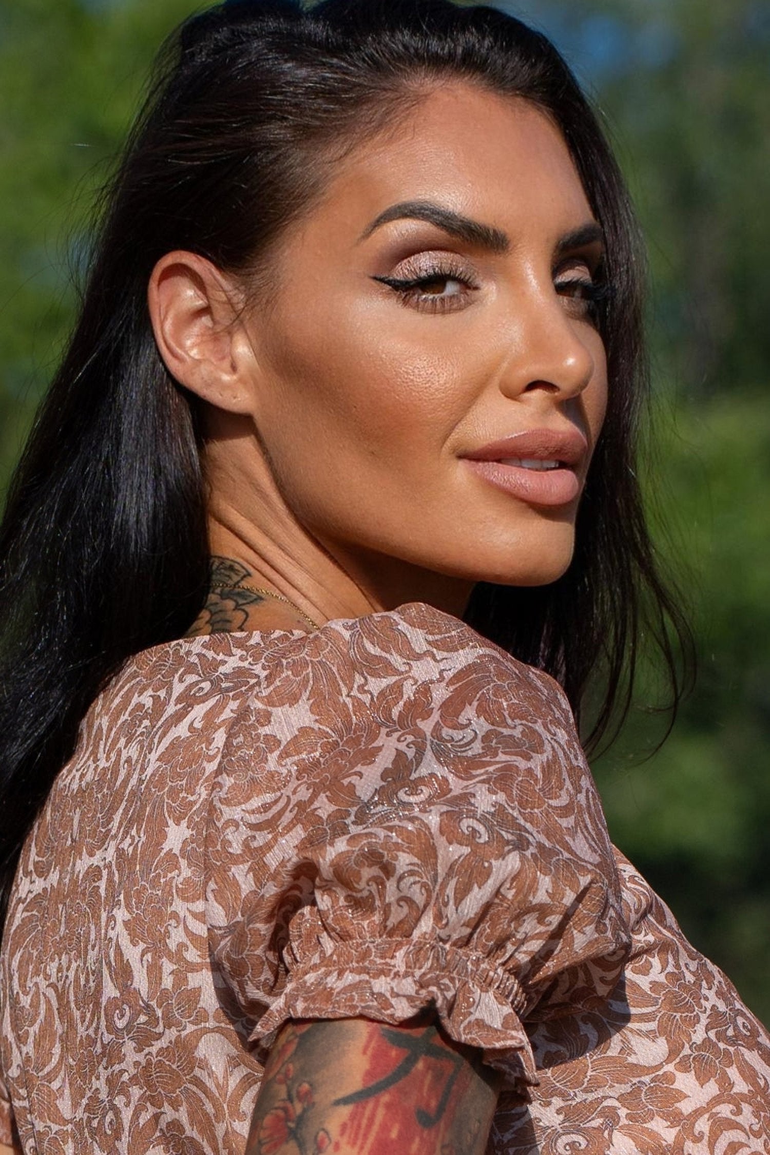 ŠATY Z CHIFÓNU S VÝREZOM - ASIA BEIGE