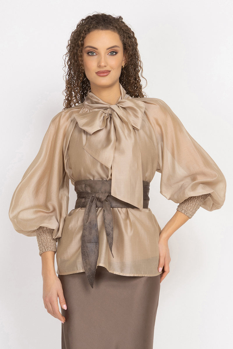 BOHEMIAN BEIGE LYOCELL BLOUSE WITH PUFF SLEEVES AND TIE-FRONT COLLAR - ESSENTIALS JIORO БОХЕМСКА РИЗА ОТ ЛИОЦЕЛ В БЕЖОВО С БОГАТИ РЪКАВИ И ВРЪЗКА - ESSENTIALS JIORO